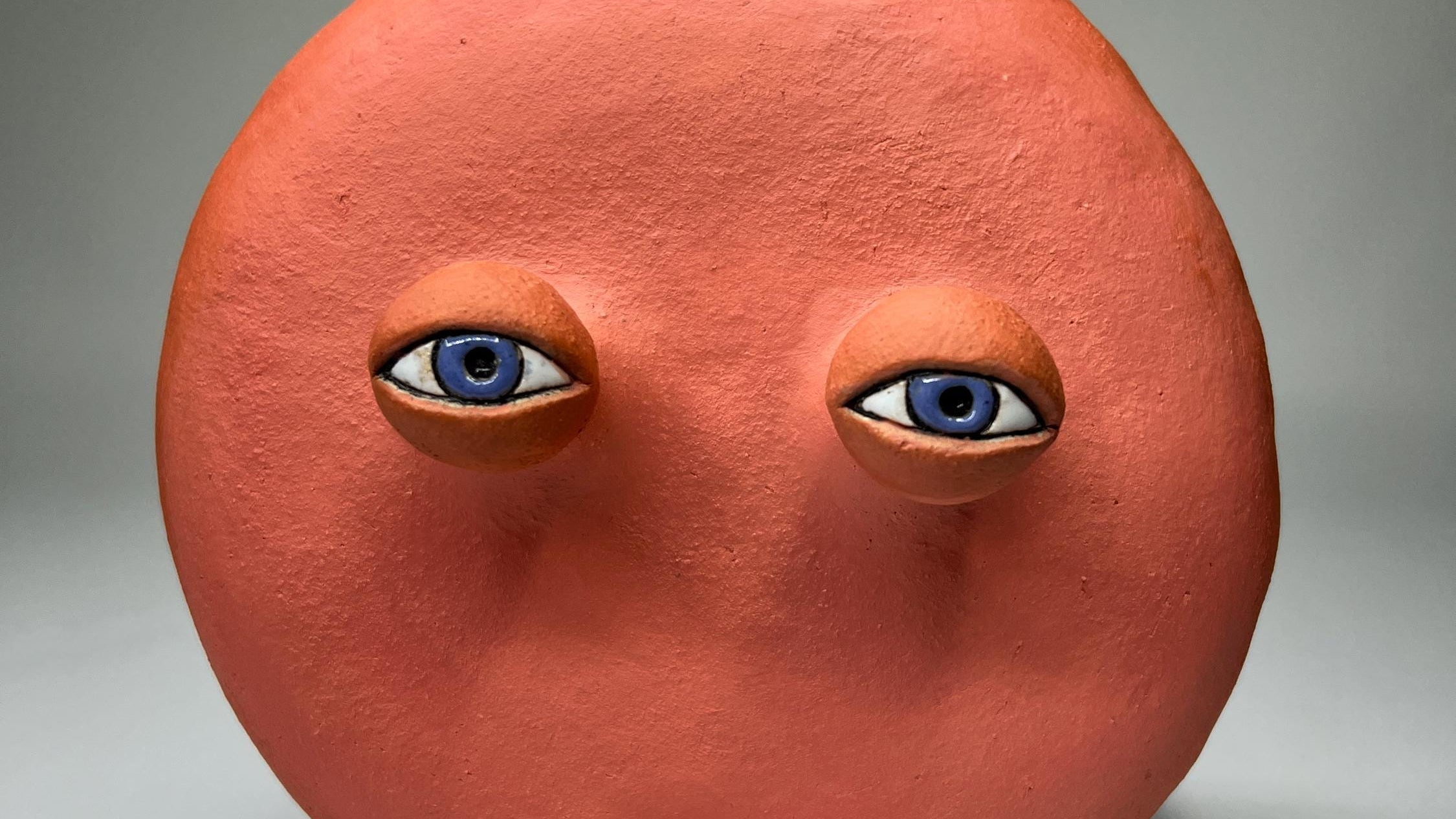Теракотова керамічна маска з очима